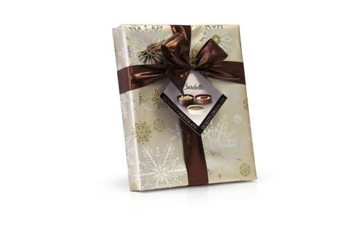 Plněné čokoládové lodičky v béžovém vánočním papíru s hnědou mašlí, 125 g