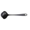 Kuchyňská naběračka Fiskars Essential - na polévku, černá