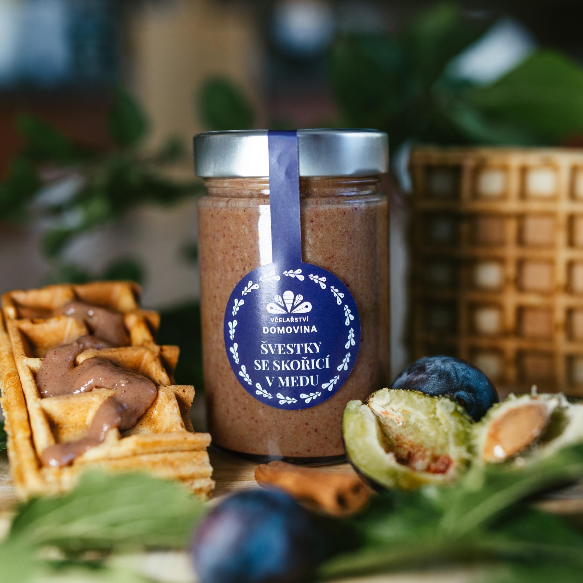 Ochucený med, švestky se skořicí v medu, 380 g