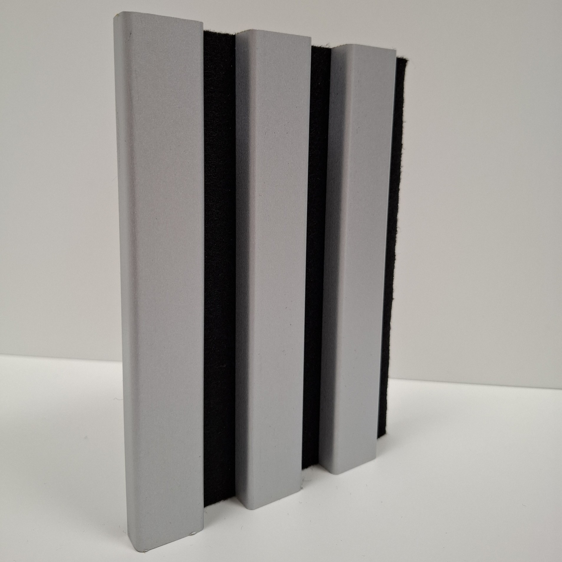 Akustický panel na filcu - 2,08 m2, folie, stříbrný